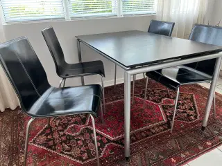 Bord med 4 stole i læder