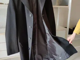 Klassisk frakke med silkefoer - længde 90 cm