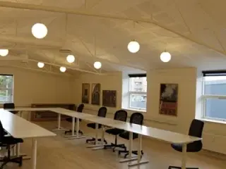 Hyggeligt kontor med mulighed for parkering lige ved indgangen.