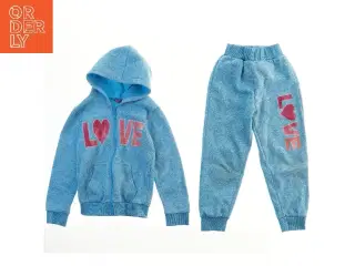 Joggingtøj med kærlighedsdesign (str. 110)