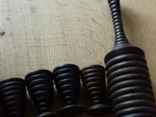 En flaskesæt i træ (1 flaske m. 4 bæger)