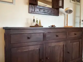 Smuk asiatisk skænk med lågespejl i samme stil