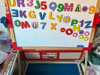 Læringstavle til børn, med tal og bogstaver
