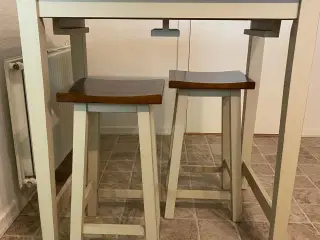 Breakfast Bar with 2 Stools 