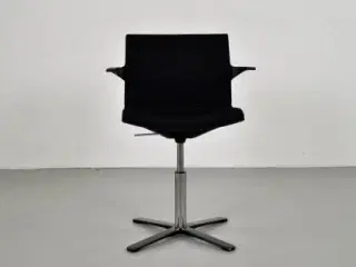 Dynamobel konferencestol med sort polster og armlæn