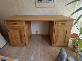 Skrivebord afsyret fyrtræ