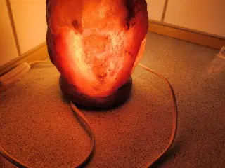 Himalaya salt lampe med Træfod 