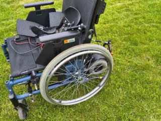 Kørestol, letvægt med hjælpemotor for ledsager