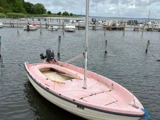Rugen sejljolle pæn stand. Uden trailer og motor
