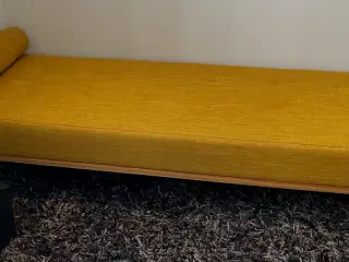 Flot day-bed m/lyst træ inkl. pude , næsten som ny