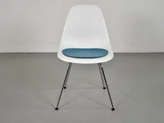 Vitra eames stol i hvid med blå fraster filthynde