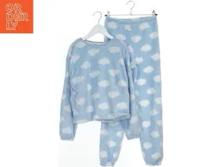 Blød pyjamas med sky-mønster fra H&M (str. 140)