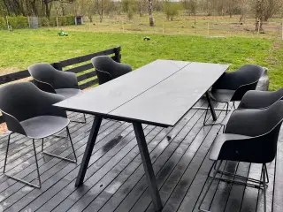Vedligeholdesfrit havebord med tilhørende stole 