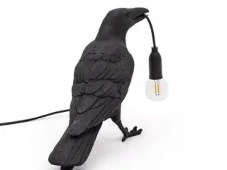 Ravneformet LED lampe siddende ravn