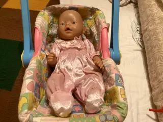 Baby Born dukke med bærestol  