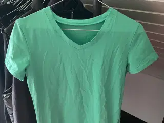 Grøn t-shirt med v-udskæring