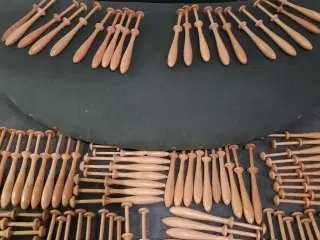 Kniplebræt med 100 pinde
