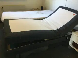 Fin dobbelt elevationsseng i god stand