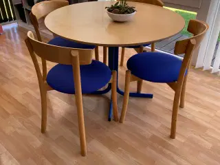 rund spisebord og 4 stole