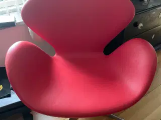 Rød stol uden brugsspor