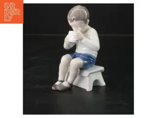 Porcelænsfigur af barn på skammel fra B&G (str. 13x6 cm)