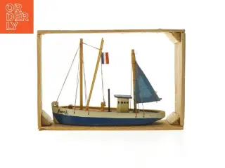 Modelbåd i ramme (str. 16x11 cm)