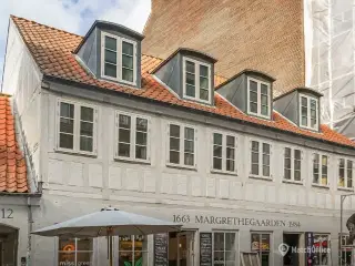 Lyse indflytningsklare lokaler på 1. sal. central beliggende i Århus.