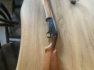 Halv automatisk jagt gevær Franchi 12/70