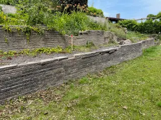 Belægningssten til støttevæg bortgives