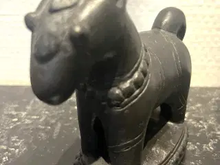 Hest i metal -sortpatineret -massivt metal 
