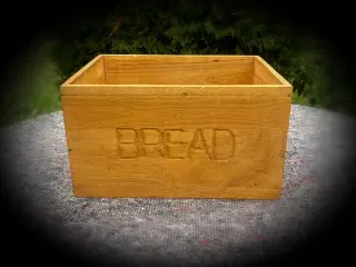 * Lækker ældre brødkasse - i træ