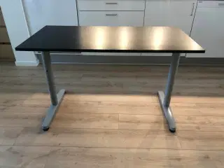 Billigt skrivebord fra IKEA