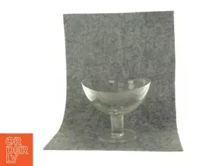 Skål på fod i glas