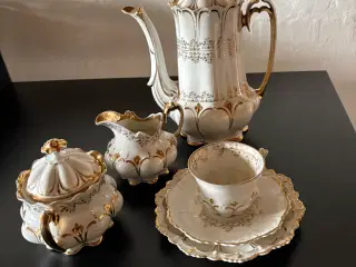 100 år gammel kaffestel sælges - med 9 kopper