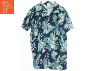 Hawaiiskjorte med blomster og flamingoer fra VRS (str. 164)