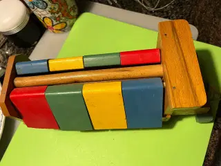 Legetøjs-træbil, mangler 1 aksel. Giv bud.