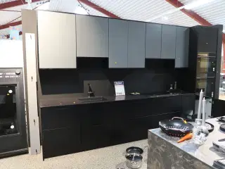 Køkken NORDANRO uden hårdehvidevarer med stenbordplade DEKTON