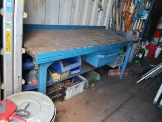 Arbejdsbord med skruestik