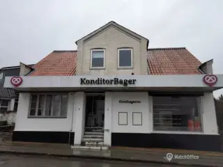 Central butik med mange muligheder!