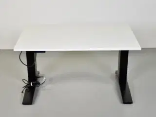 Hæve-/sænkebord med hvid plade og sort stel, 120 cm.