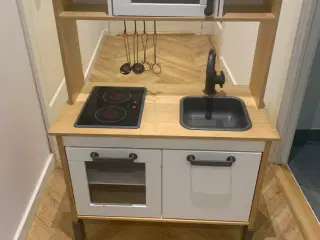 Ikea legekøkken plus tilbehør. 