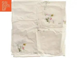 Broderet dug (str. 80x82 cm)