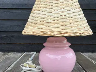 Lyserød Retro bordlampe med fletskærm