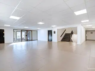 Flotte lyse kontorer, som variere i størrelsen.