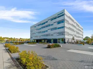 Moderne og fleksible kontorlejemål med gode fællesfaciliteter - tæt på motorvejsnettet og offentlig transport.