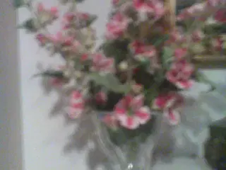 krystalvase med kunstige blomster