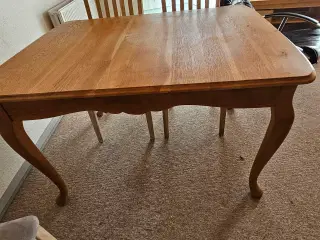 Gammelt bord med to plader
