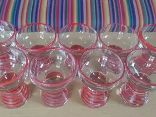 9 rødstribede glas