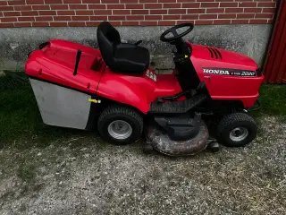 Honda HF2220HL havetraktor sælges 