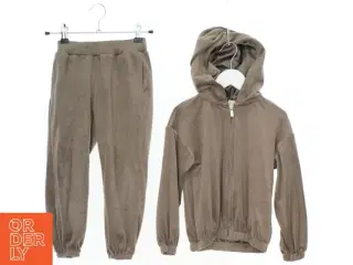 Brun velour joggingdragt fra Lindex (str. 104)
